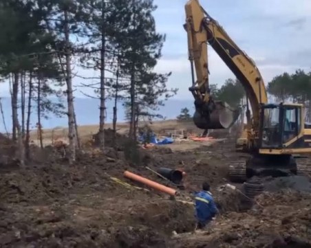 Строят 13 вили на брега край 