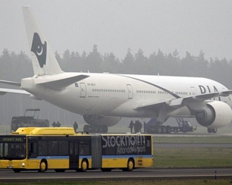 Студент заплаши самолет с бомба, за да избегне среща с родителите си