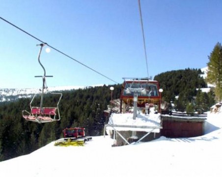 Тежкият сняг скъса жици на лифта на Добринище и го спря