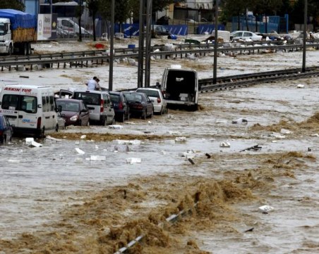 Торнадо и силен дъжд в Турция! 11 души са пострадали, а един е в неизвестност