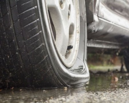 Вандалщина! Тийнейджъри нарязаха гумите на 30 автомобила в Пазарджишко