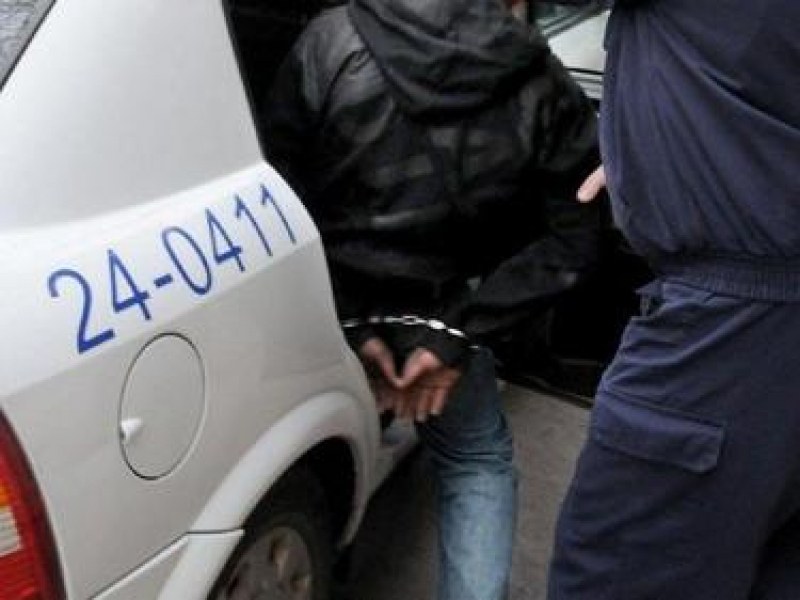 Пиян и дрогиран преспаха в арестите край Пловдив