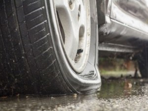 Вандалщина! Тийнейджъри нарязаха гумите на 30 автомобила в Пазарджишко