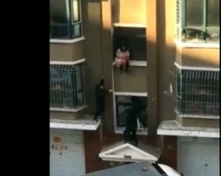 Бебе полетя от третия етаж на горящ апартамент