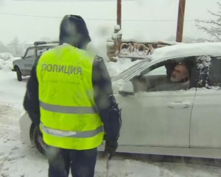 Бедствено положение в Смолянско заради снега, затвориха пътя към Пампорово СНИМКИ