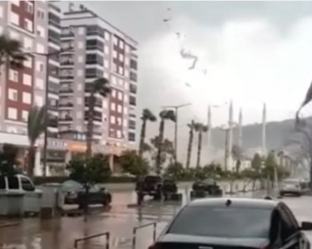 Двама загинали и 14 ранени от ураганните ветрове в Анталия