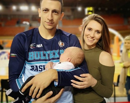 Капитанът на Академик Бултекс 99 ниже кош след кош и сменя памперси с лекота СНИМКИ