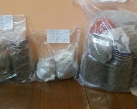 Мегаакция! Задържаха дилър на дрога и негов клиент в Панагюрище СНИМКИ