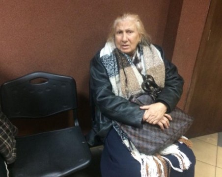 Ромски свади: Жената на Йордан Станчев налетя да бие сестрата на Цар Киро в пловдивския съд СНИМКИ