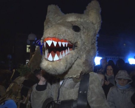 Страшни маски, греяна ракия и прасенца на Сурва ВИДЕО