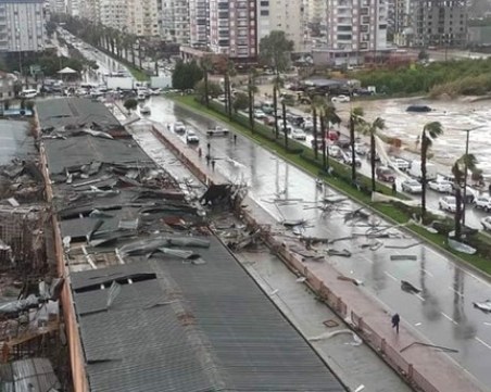 Торнадо се развихри в Анталия, рани 20 души и повреди два самолета ВИДЕО
