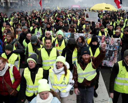 Жълтите жилетки отново изпълниха улиците на Париж