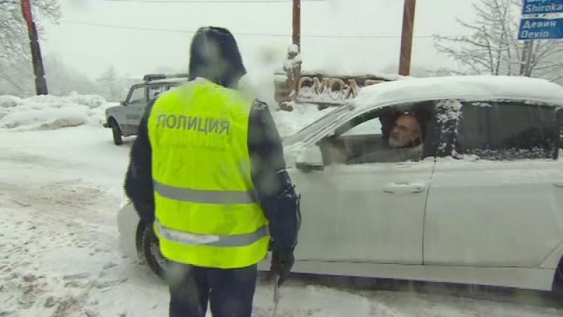 Бедствено положение в Смолянско заради снега, затвориха пътя към Пампорово СНИМКИ