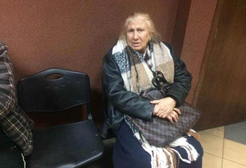Ромски свади: Жената на Йордан Станчев налетя да бие сестрата на Цар Киро в пловдивския съд СНИМКИ