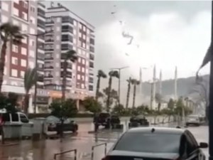 Двама загинали и 14 ранени от ураганните ветрове в Анталия