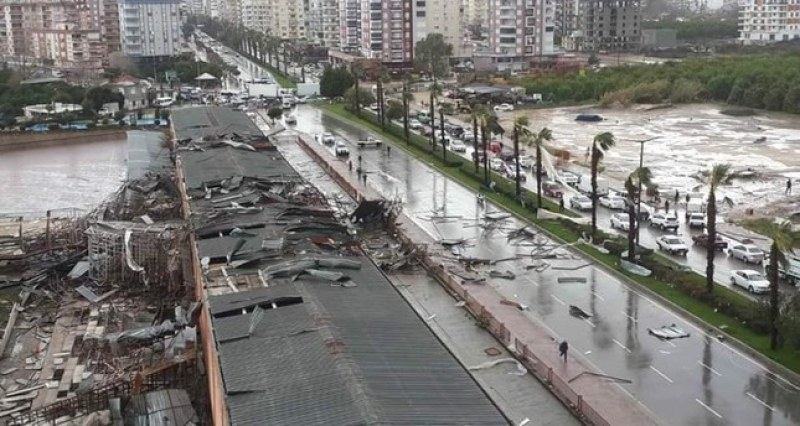 Торнадо се развихри в Анталия, рани 20 души и повреди два самолета ВИДЕО