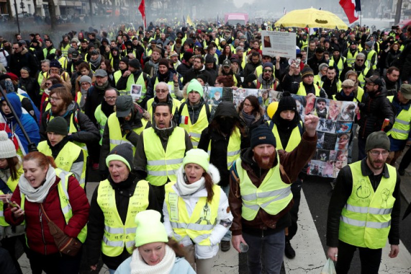 Жълтите жилетки отново изпълниха улиците на Париж