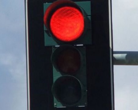 Джигит направи обратен завой на червено  и замери снимащата го ВИДЕО