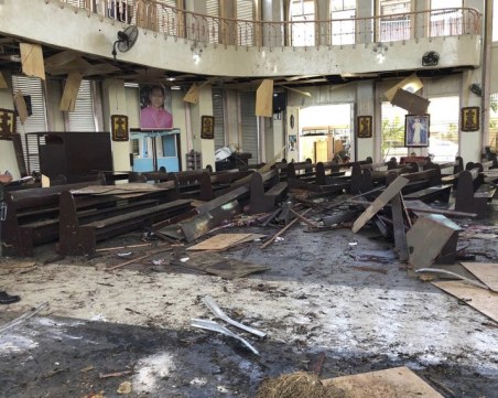 Касапница във Филипините - близо 20 загинали при атентат пред катедрала