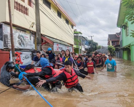 Наводнения и свлачища взеха десетки жертви в Индонезия