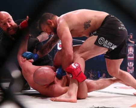 Съсипаха от критики треньора на Емеляненко след бързия нокаут