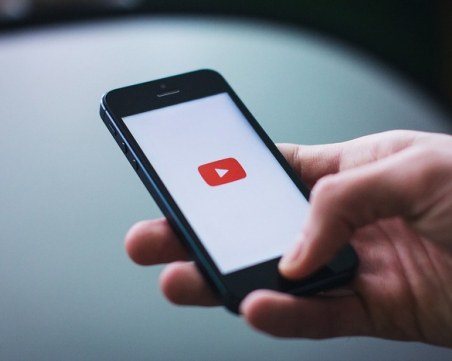 YouTube ограничава препоръките на конспиративни видеа
