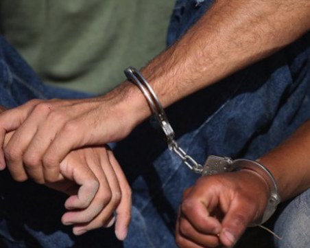 Задържаха двама младежи, повредили 30 автомобила