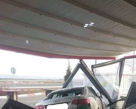 Зрелищна катастрофа! Ауди излезе от АМ Тракия и се паркира в бензиностанция СНИМКИ