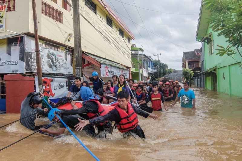 Наводнения и свлачища взеха десетки жертви в Индонезия