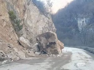 Паднали камъни затвориха част от пътя Асеновград-Смолян СНИМКА