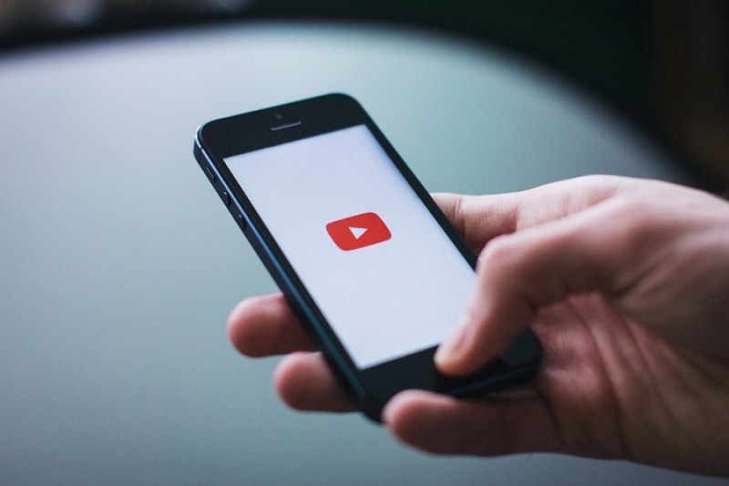 YouTube ограничава препоръките на конспиративни видеа