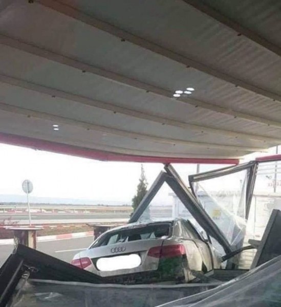 Зрелищна катастрофа! Ауди излезе от АМ Тракия и се паркира в бензиностанция СНИМКИ