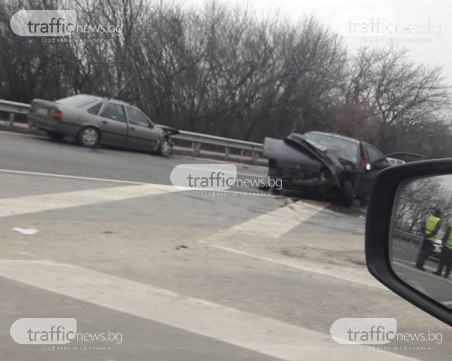 Два автомобила са се ударили челно край Труд, има пострадал