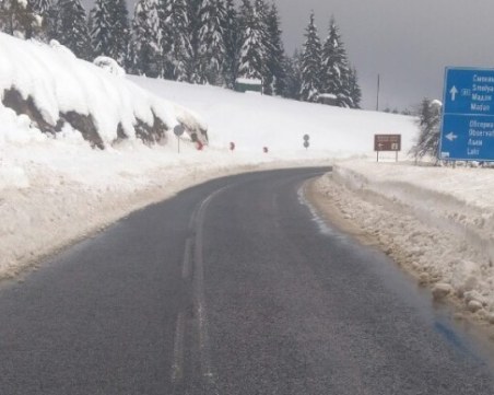 Два тира блокираха прохода “Рожен“