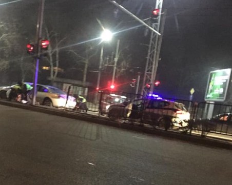 Екшън на Сточна гара! Кола блъсна патрулка, на мястото има 8 патрулки и линейка СНИМКИ