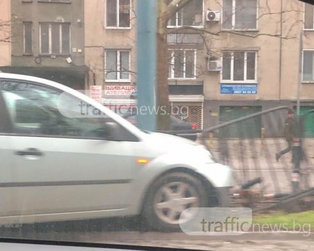 Форд връхлетя мантинелата до Камела! На мястото има линейка СНИМКИ