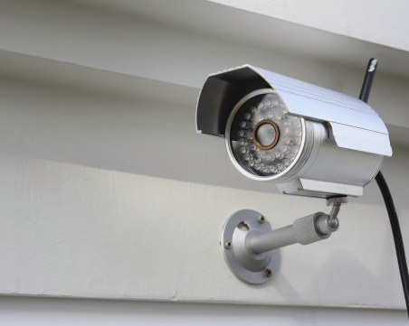 Глобиха мъж, поставил макет на камера до дома си