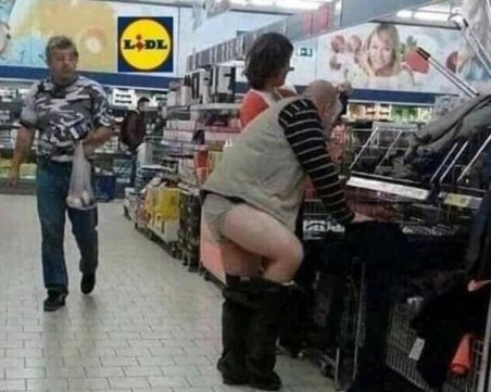 Панталони на промоция в Лидъл! Мъж ги изпробва пред очите на десетки клиенти