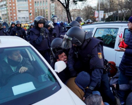 Полицията в Мадрид разчисти улиците от паркираните таксита