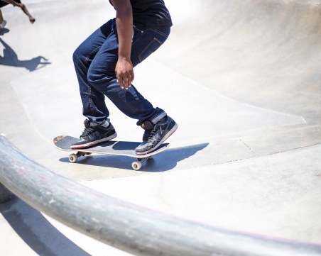 Учат полицаите кои каскади със скейтборд са опасни