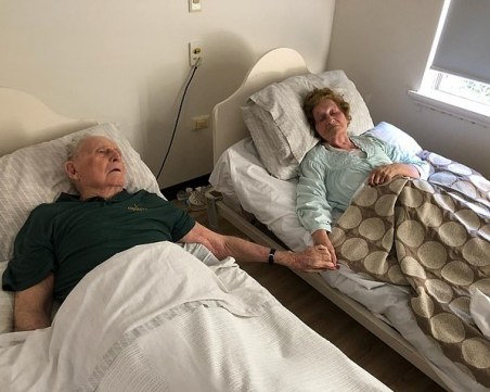 След 70-годишна връзка съпрузи умират едновременно, хванати за ръце