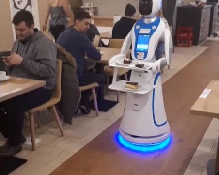 Замениха сервитьорите с роботи в Будапеща ВИДЕО