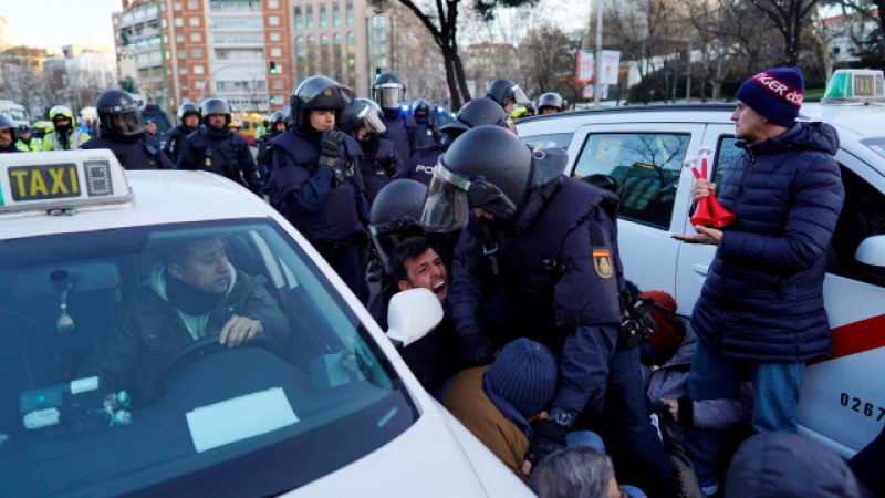 Полицията в Мадрид разчисти улиците от паркираните таксита