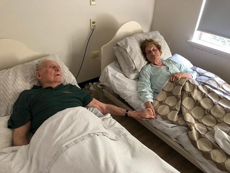 След 70-годишна връзка съпрузи умират едновременно, хванати за ръце