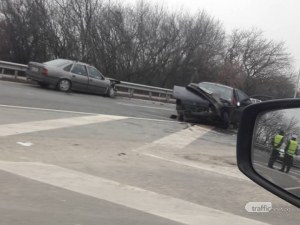 Два автомобила са се ударили челно край Труд, има пострадал
