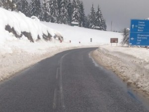 Два тира блокираха прохода “Рожен“