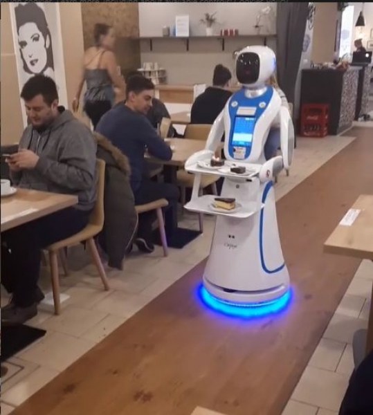 Замениха сервитьорите с роботи в Будапеща ВИДЕО