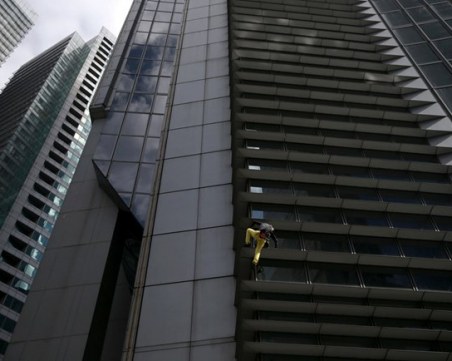 Френският Спайдърмен изкачи 47-етажна сграда ВИДЕО и СНИМКИ