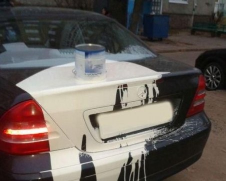 Издирват вандал в Стамболийски, увредил Мерцедес