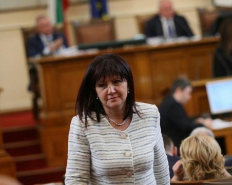 Караянчева за речите на президента: мрачни, песимистични и унижаващи България